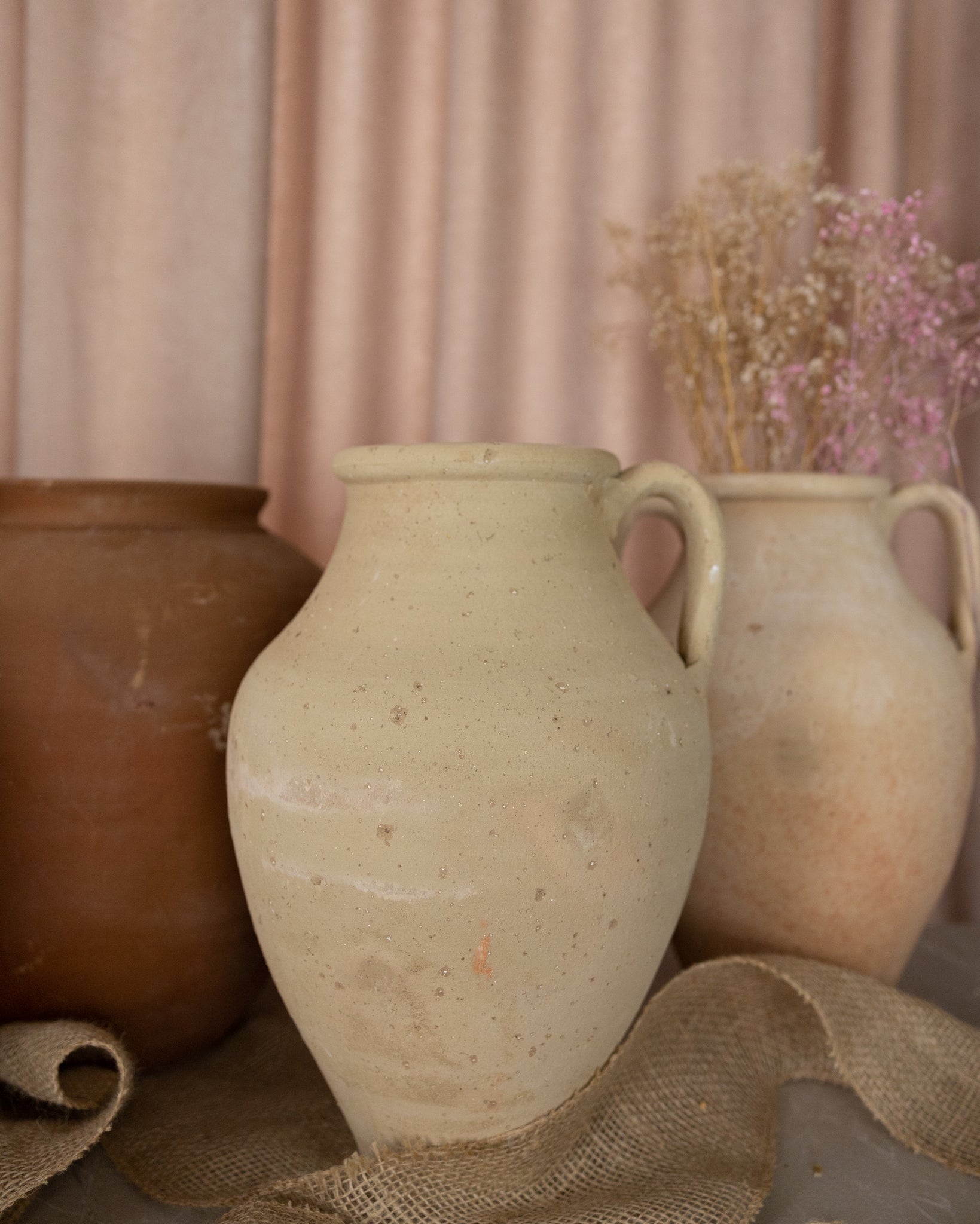 Anatolische terracotta vaas met greep beige